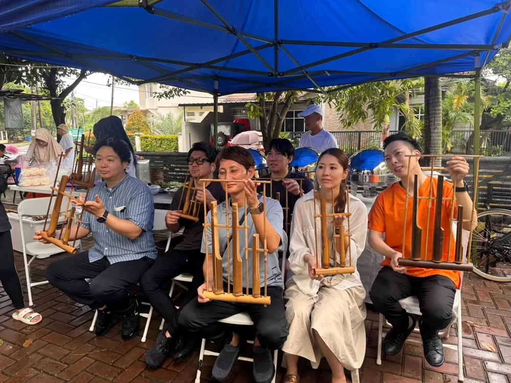 Participants learning to play angklung with local musicians