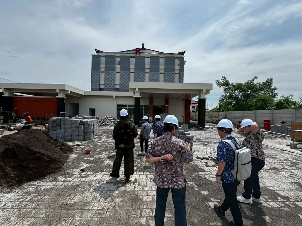 Participants walking through a hospital construction site