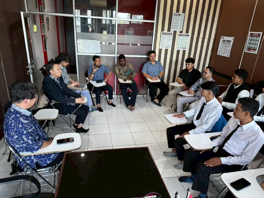 Participants speaking with students and staff at a Japanese language school