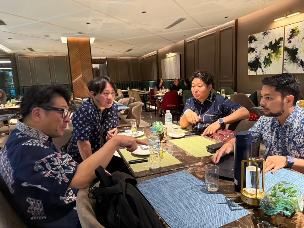 Participants continuing a discussion over breakfast