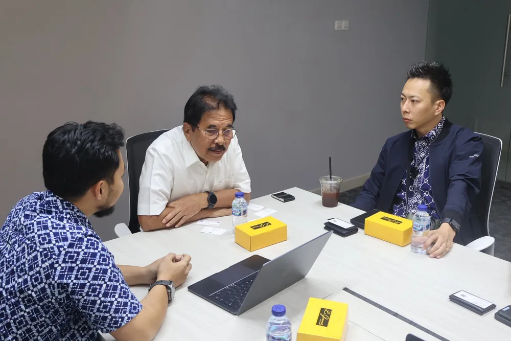 Participants in discussion with Sofyan Djalil